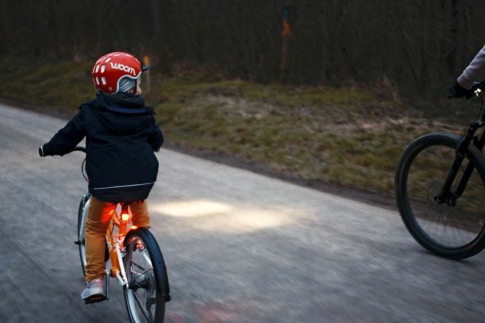 Examen Du Maillot Et De La Veste De Vélo Pour Enfants Woom